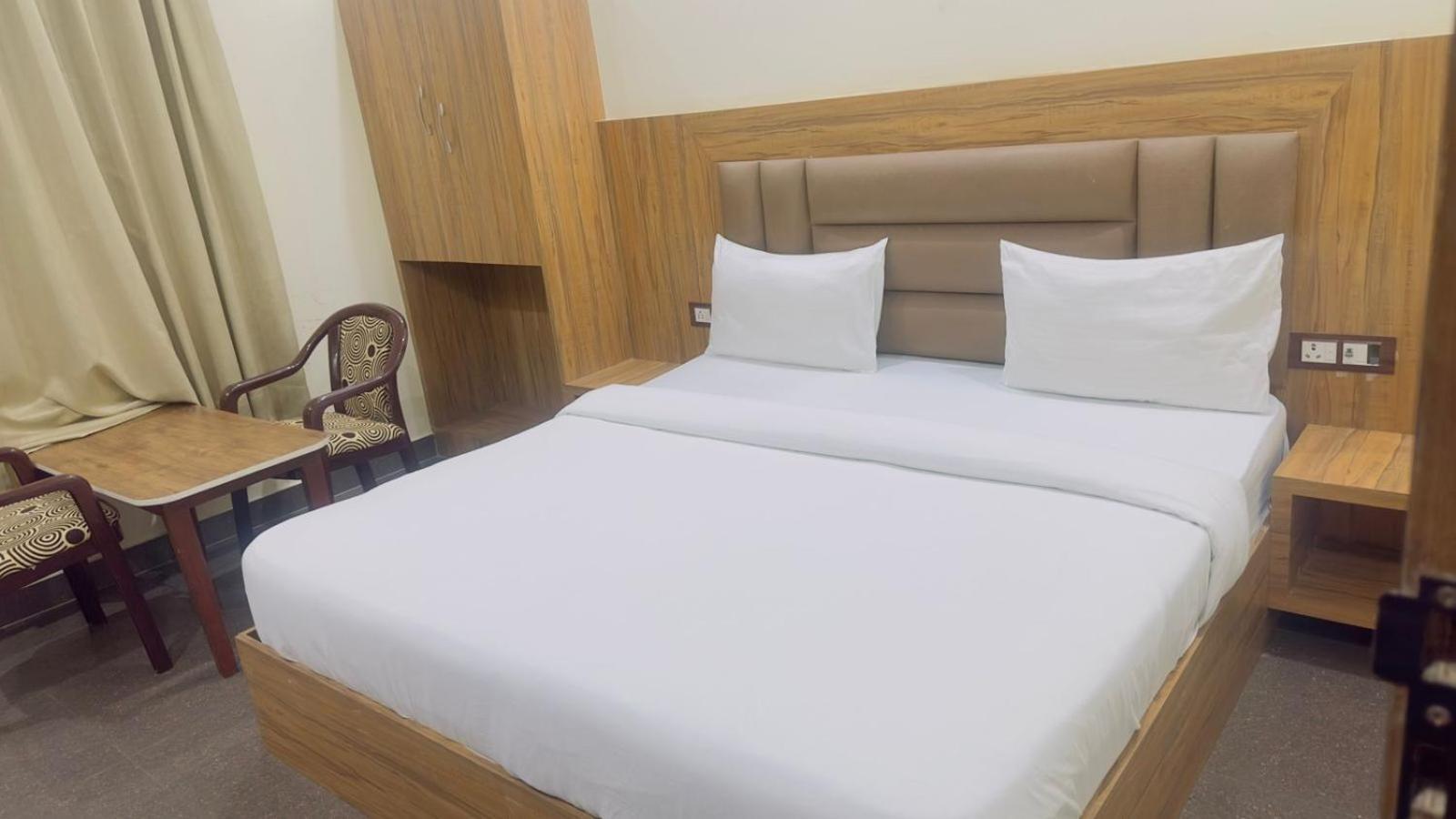 Hotel Gt International Tajganj Ngoại thất bức ảnh